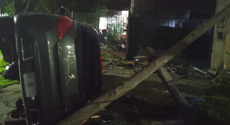 Volcó un auto y afectó una cabina de gas en el límite entre Temperley y Mármol