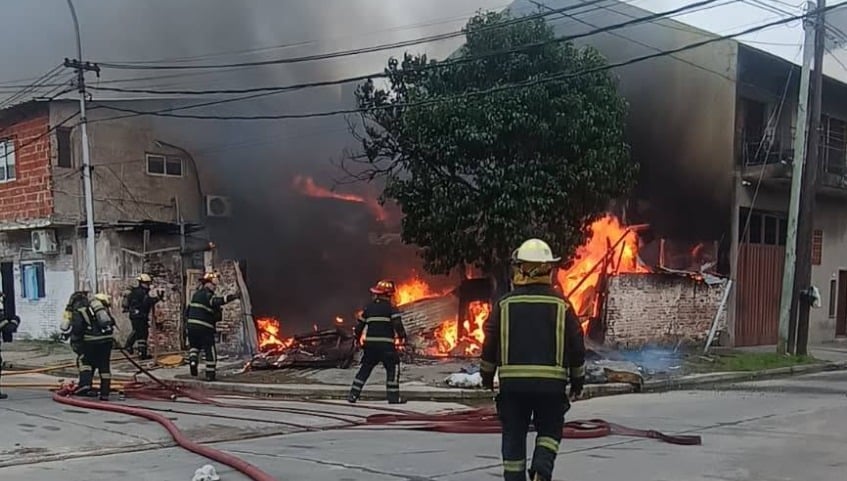 Voraz incendio en Lanús Oeste: ocho afectados y una casa inhabitable