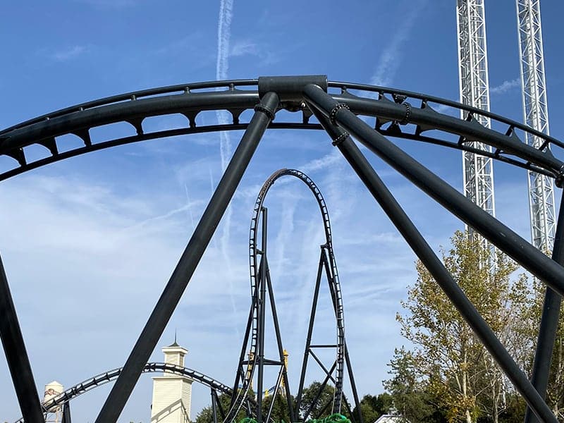 Accidente en la montaña rusa de Batman en Madrid: un hombre herido grave