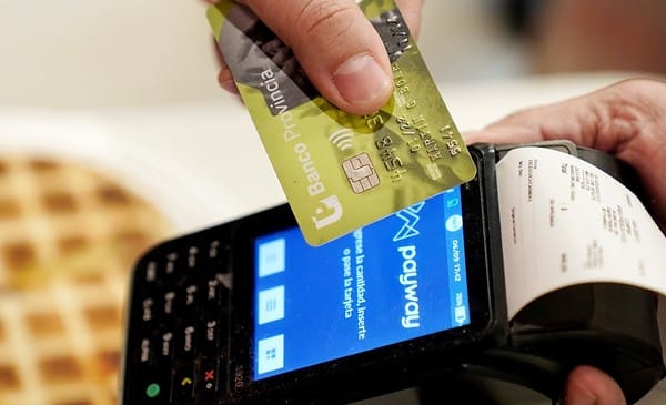 Adelantaron el vencimiento de tarjetas de crédito y hay bancos que no cobrarán intereses