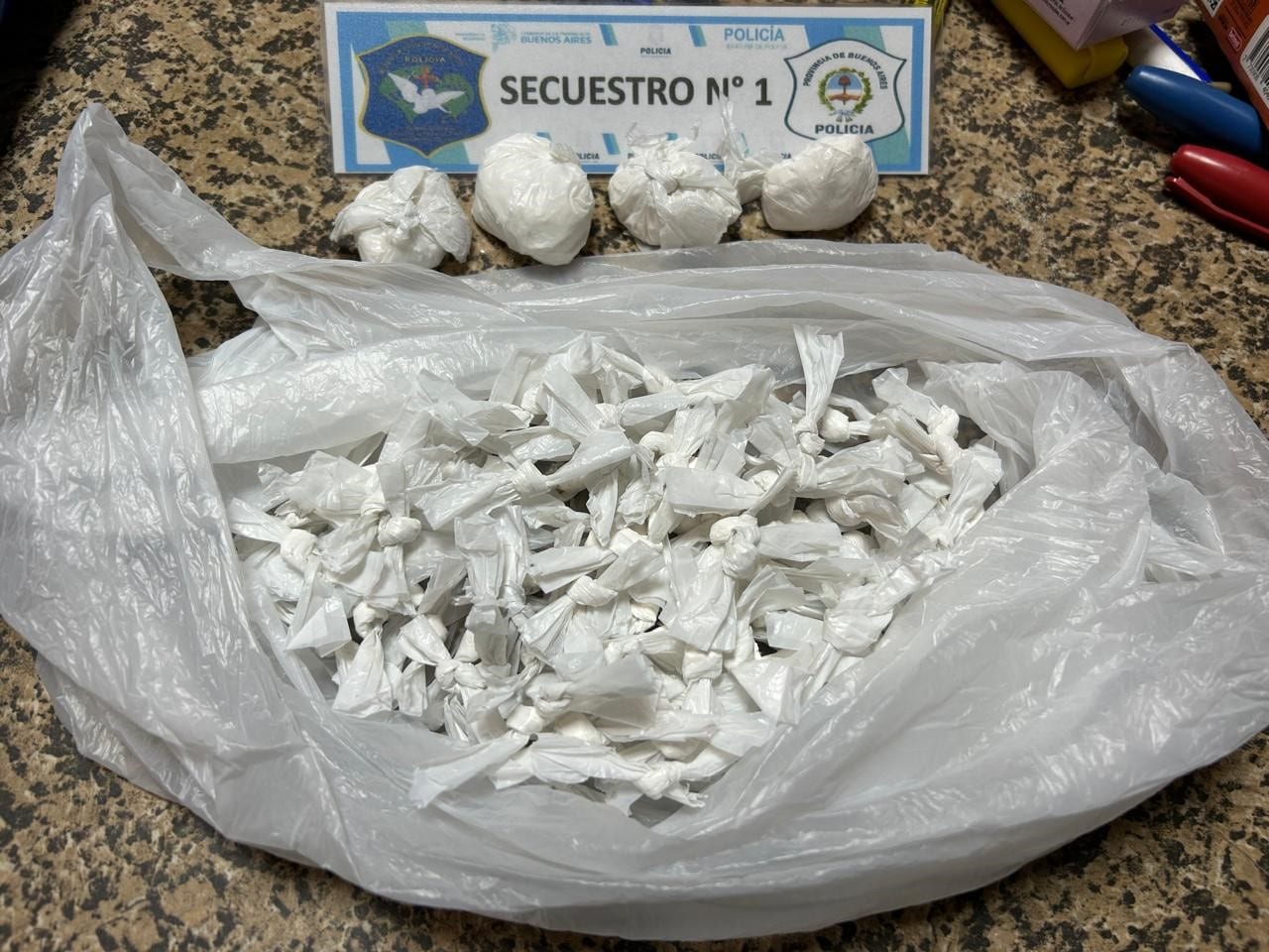 Allanaron un búnker de droga en Glew: secuestraron cocaína y detuvieron a un dealer
