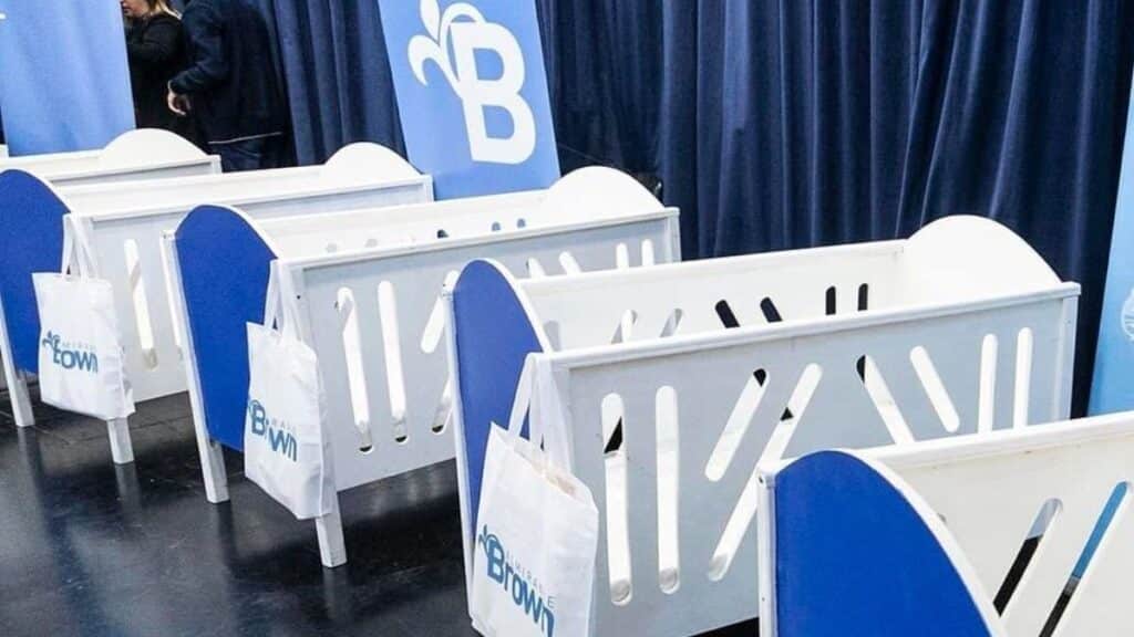 Almirante Brown entrega cunas para acompañar a recién nacidos