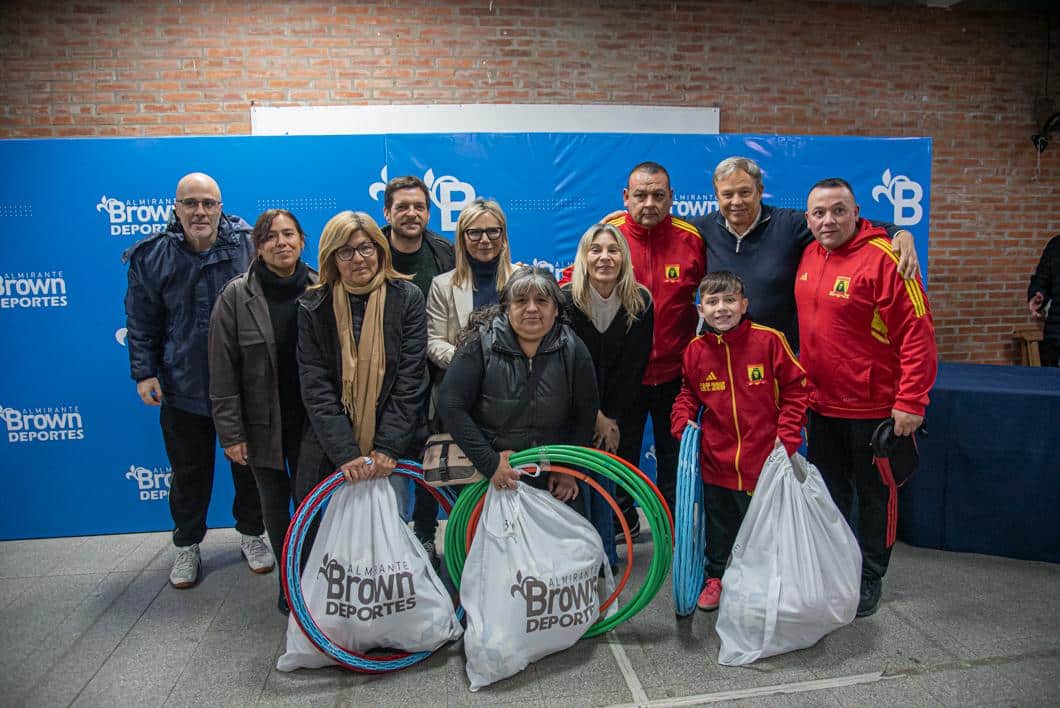 Almirante Brown entregó materiales deportivos a 72 clubes