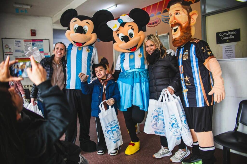 Almirante Brown entregó regalos a niños en hospitales provinciales