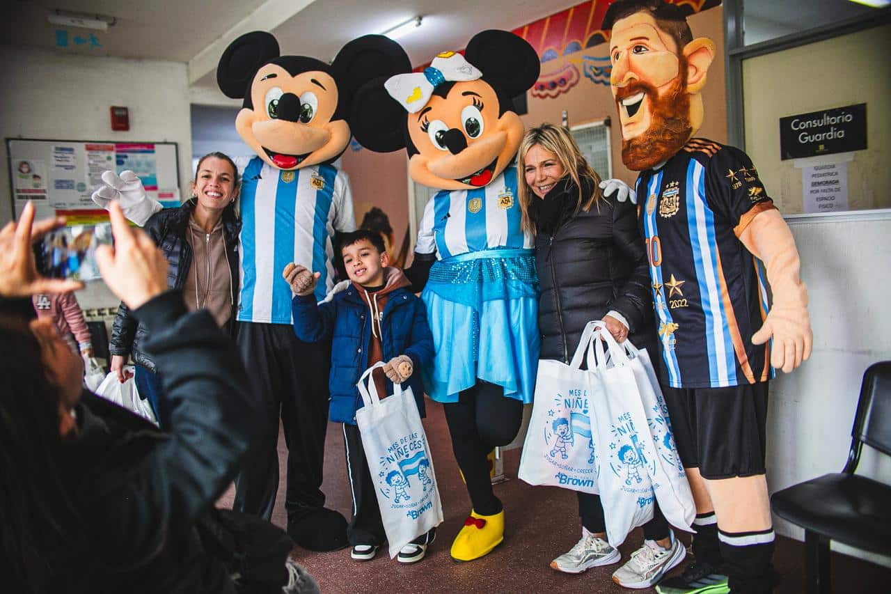 Almirante Brown entregó regalos a niños en hospitales provinciales