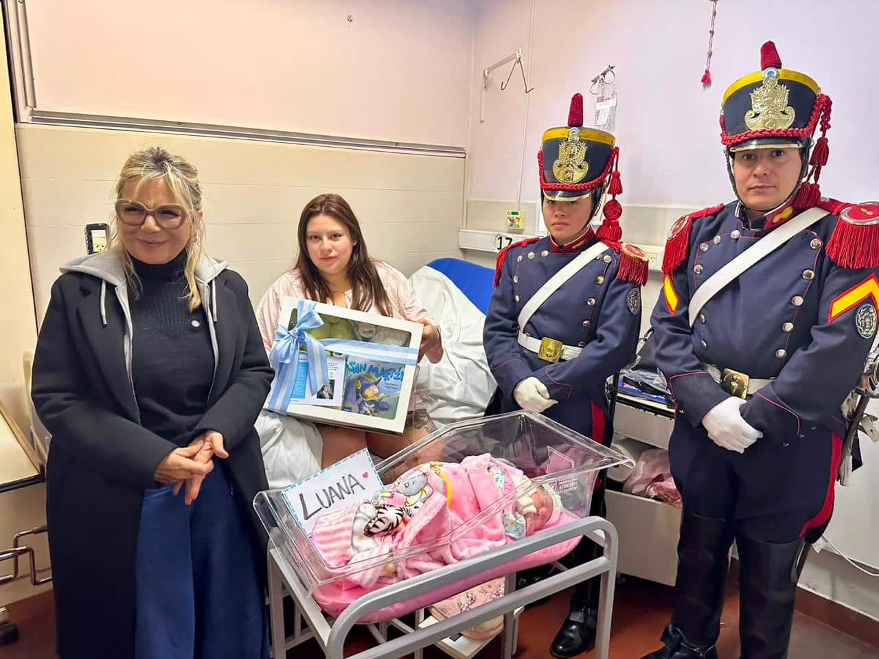 Almirante Brown: granaderos entregaron ajuares sanmartinianos a dos bebés