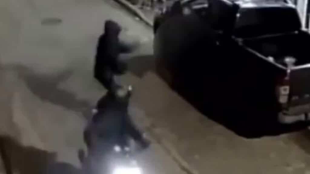 Asesinan a un hombre de un disparo frente a un supermercado