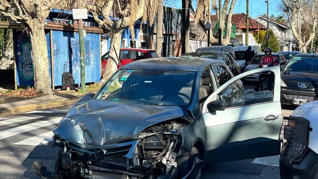 Banfield: fuerte choque entre un auto y un colectivo de la línea 278