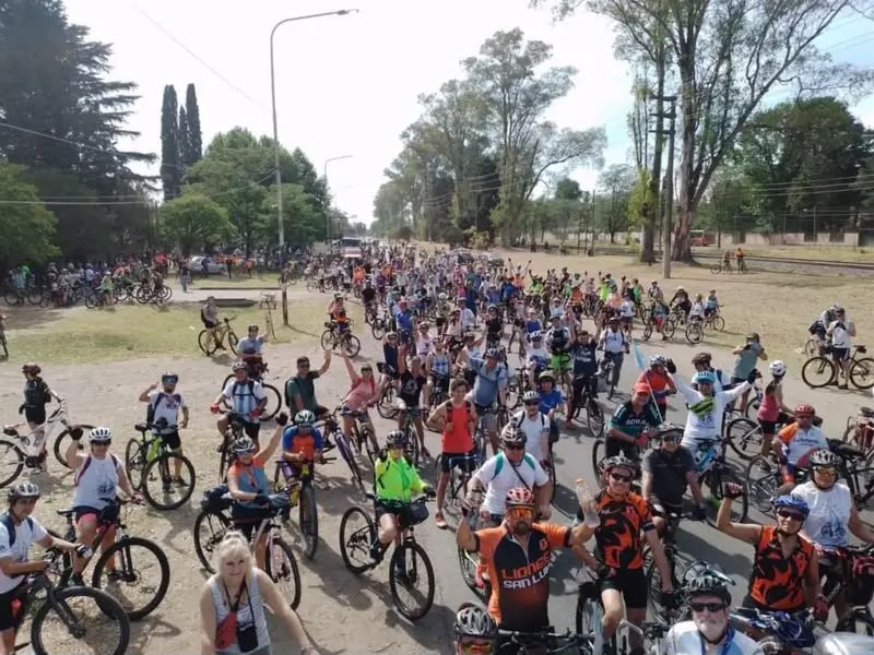 Bicicleteada solidaria en Lomas de Zamora a beneficio del Hospital Esteves