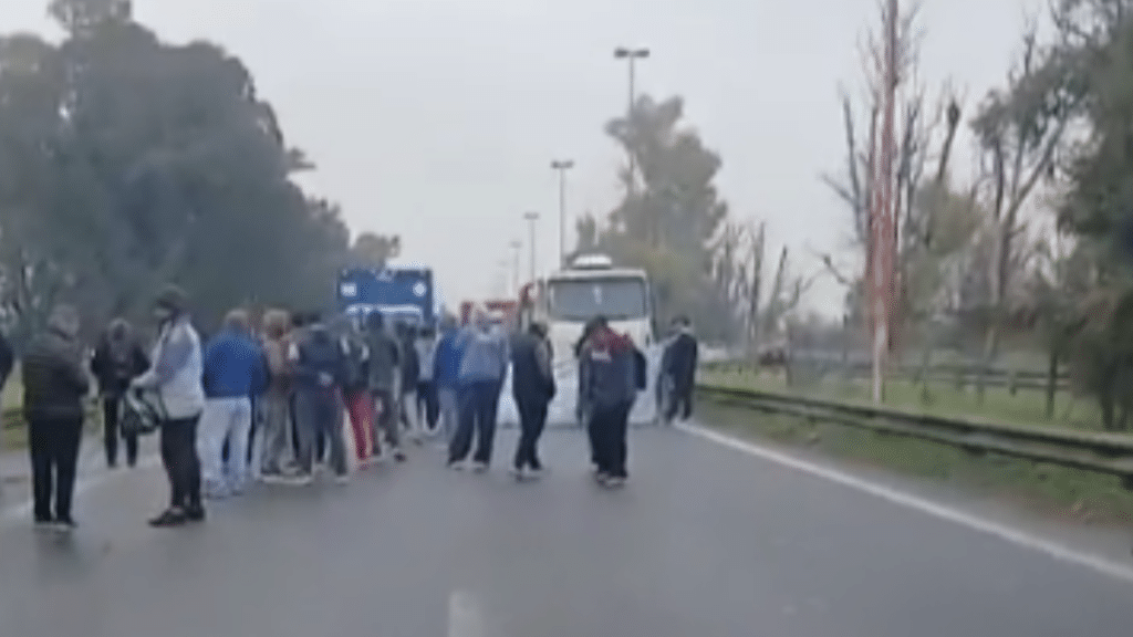 Corte en la autopista Ezeiza-Cañuelas por trabajadores de Cresta Roja