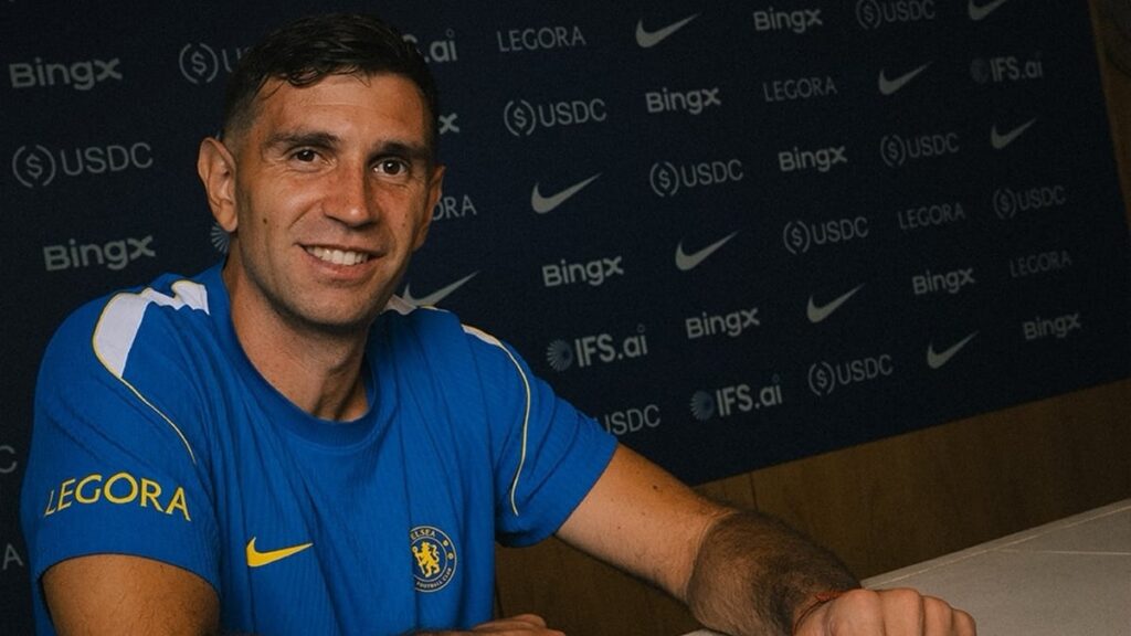 Dibu Martínez fue presentado como nuevo jugador del Chelsea