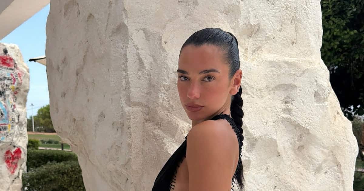 Dua Lipa deslumbra en Ibiza con un jugado vestido negro