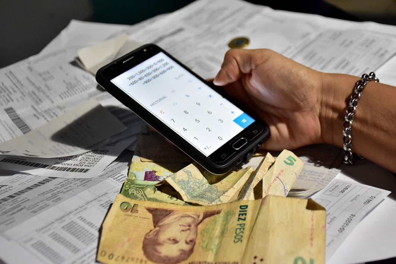El 62% de los argentinos tomó deuda para cubrir gastos básicos como alimentos y servicios