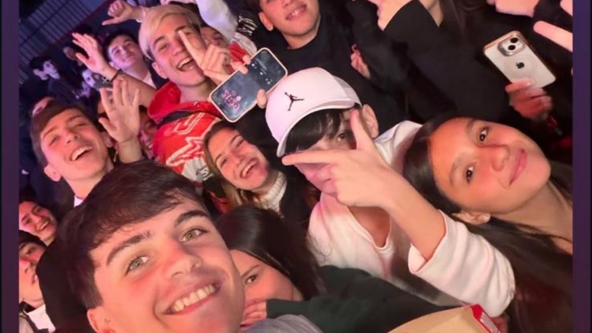 El streamer Mernuel visitó Adrogué y causó furor entre sus seguidores