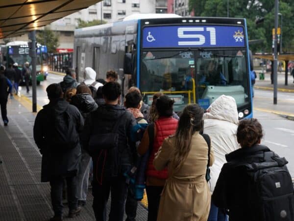 Empresas de colectivos reducen frecuencias ante la caída de pasajeros