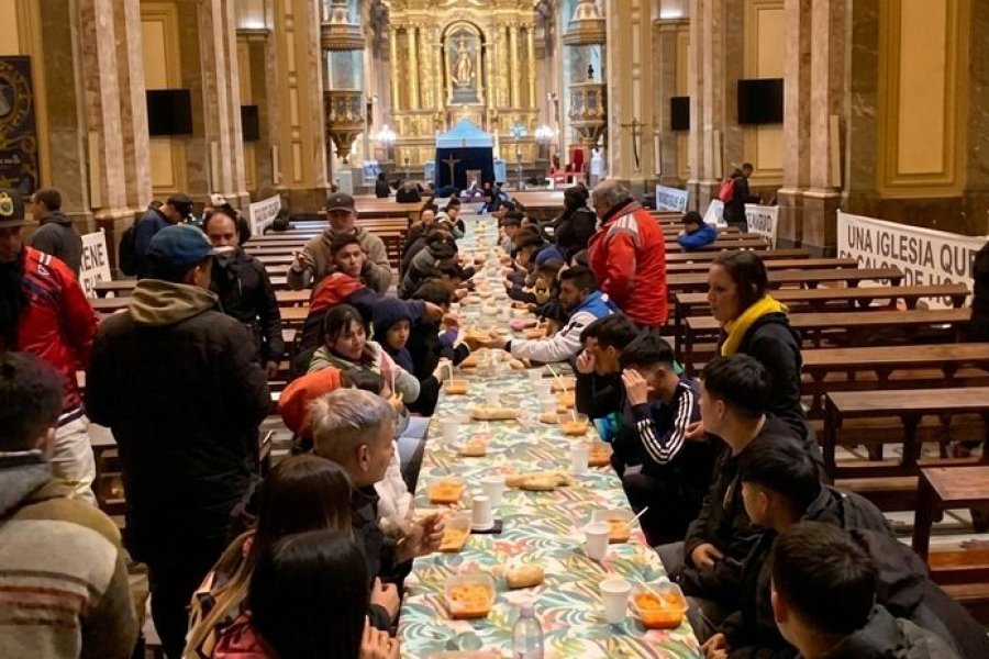 En medio de la crisis económica, uno de cada tres argentinos acudió a una iglesia en busca de ayuda
