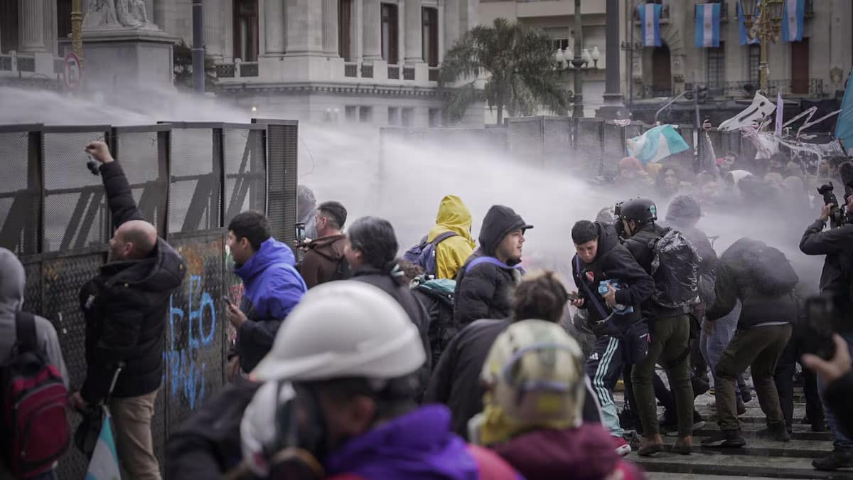 Enfrentamientos entre la policía y manifestantes en la marcha al Congreso por la Ley de Tierras