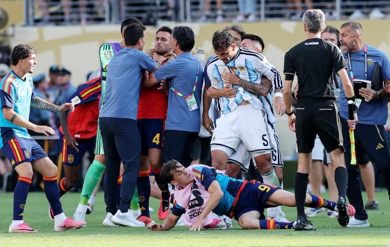 FIFA sancionó a la AFA y a varios jugadores tras la final del Mundial: 10 partidos para Paredes