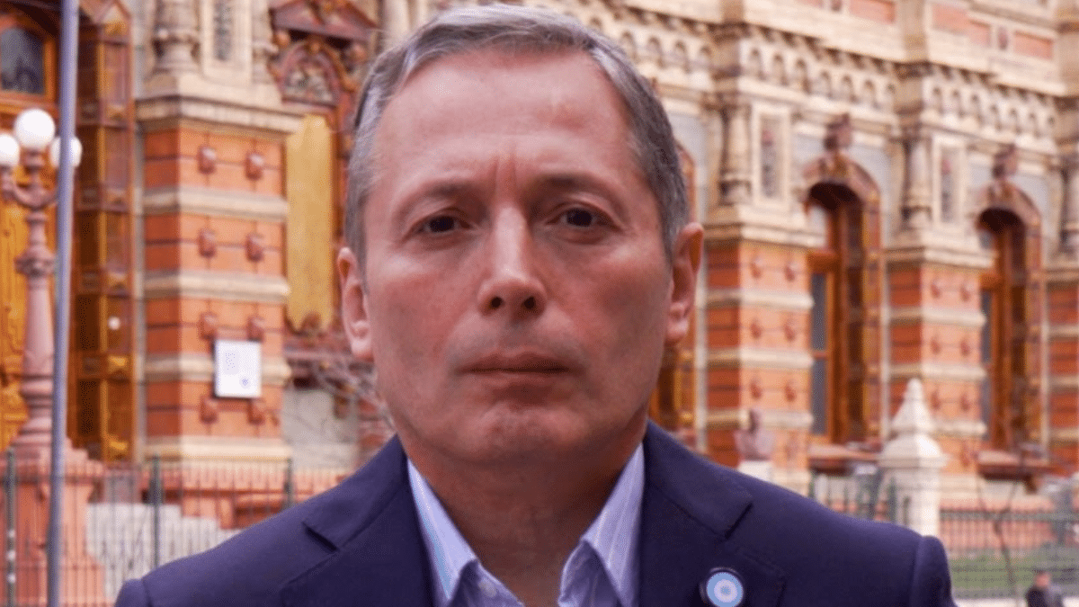 Fernando Gray presentó un amparo contra la privatización de AySA