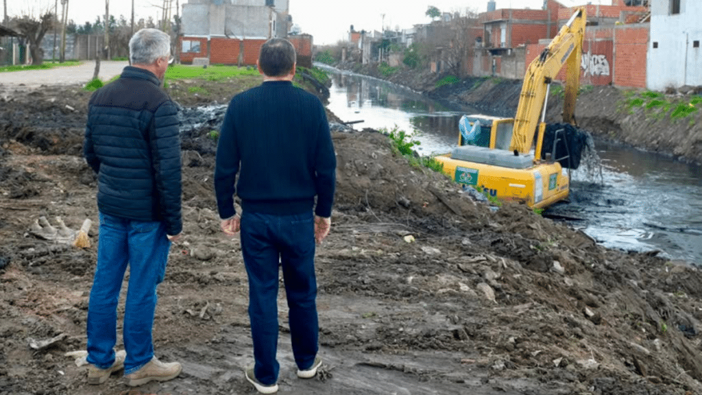 Fernando Gray supervisó las tareas de limpieza en el arroyo Santa Catalina