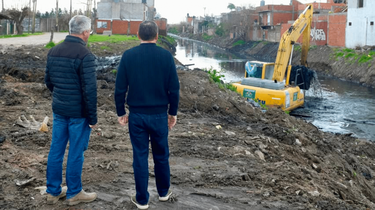 Fernando Gray supervisó las tareas de limpieza en el arroyo Santa Catalina