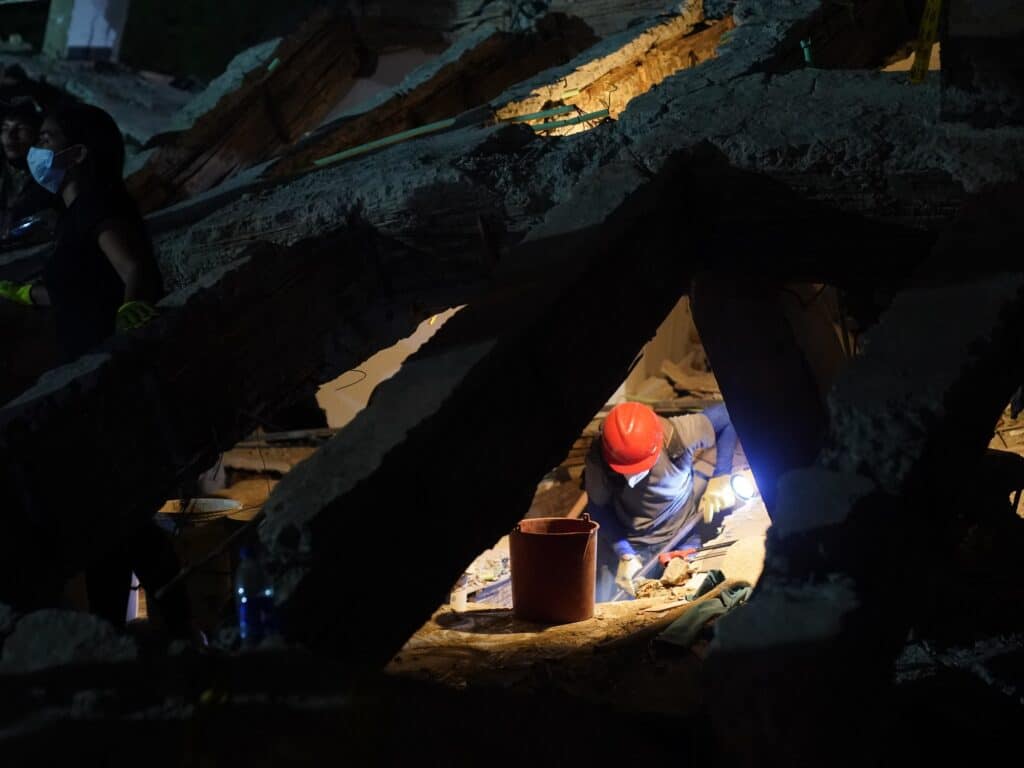Gritos, peleas y rescates: la desesperada búsqueda entre los escombros tras el terremoto en Cali