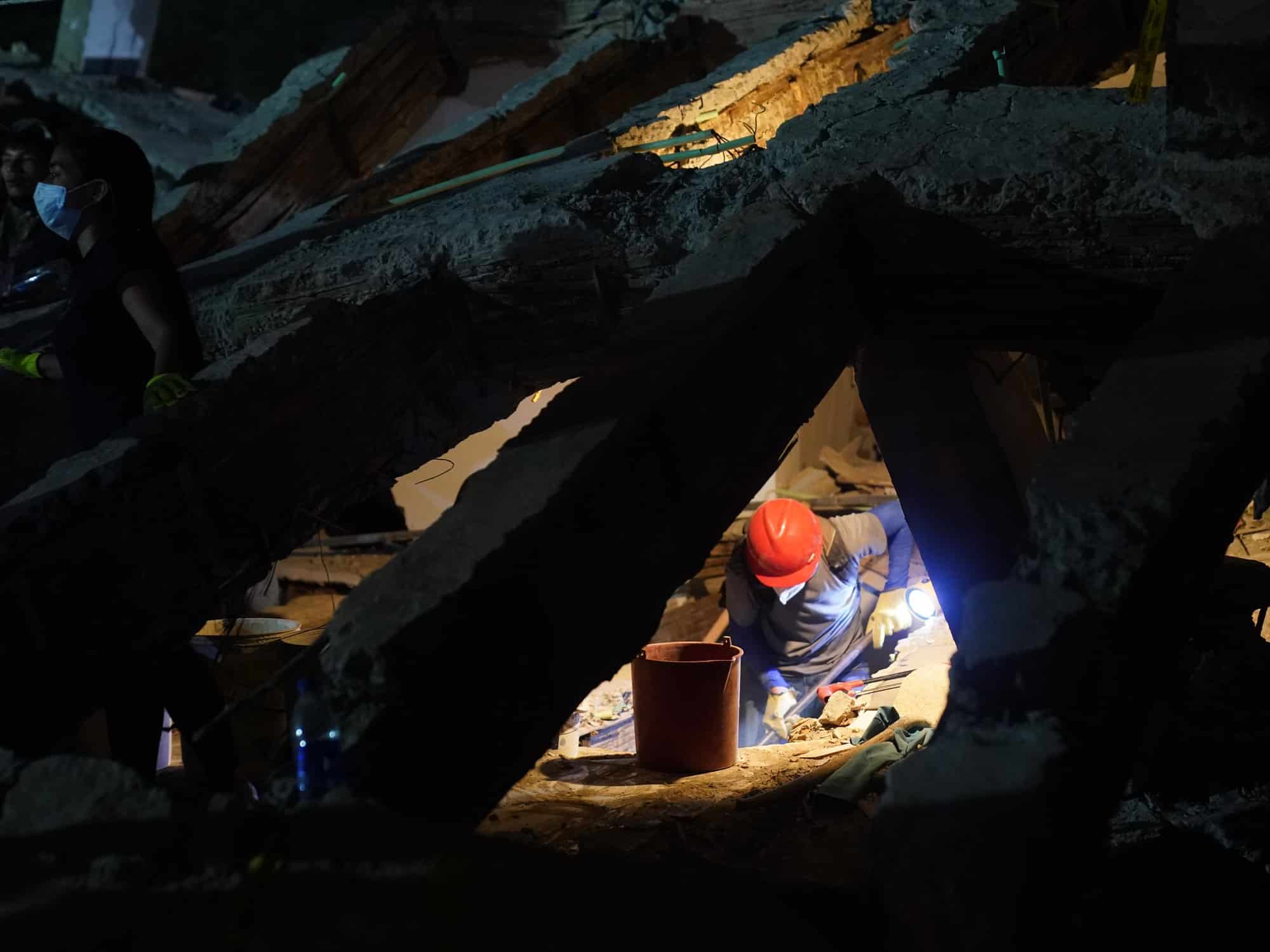 Gritos, peleas y rescates: la desesperada búsqueda entre los escombros tras el terremoto en Cali