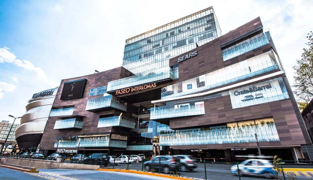 Investigan el desplome de un anuncio en Paseo Interlomas