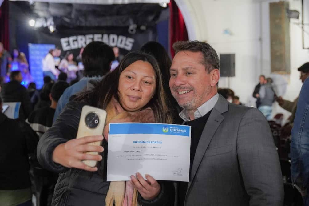 Ituzaingó: 235 vecinos recibieron sus diplomas tras egresar del CFP Paula Albarracín