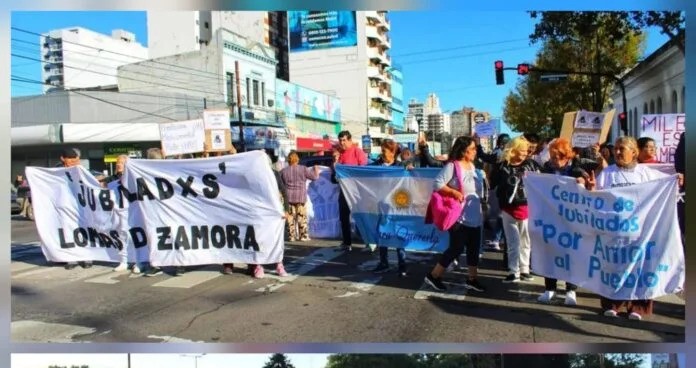 Jubilados y vecinos de Lomas de Zamora marchan en la Plaza Grigera