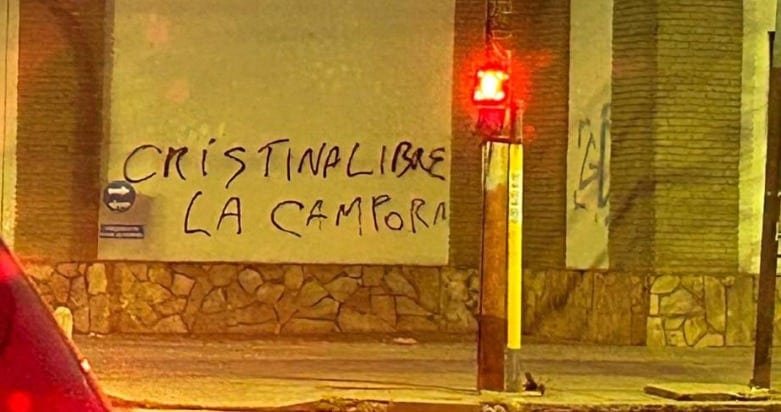 Julián Álvarez denunció pintadas en edificios públicos de Lanús