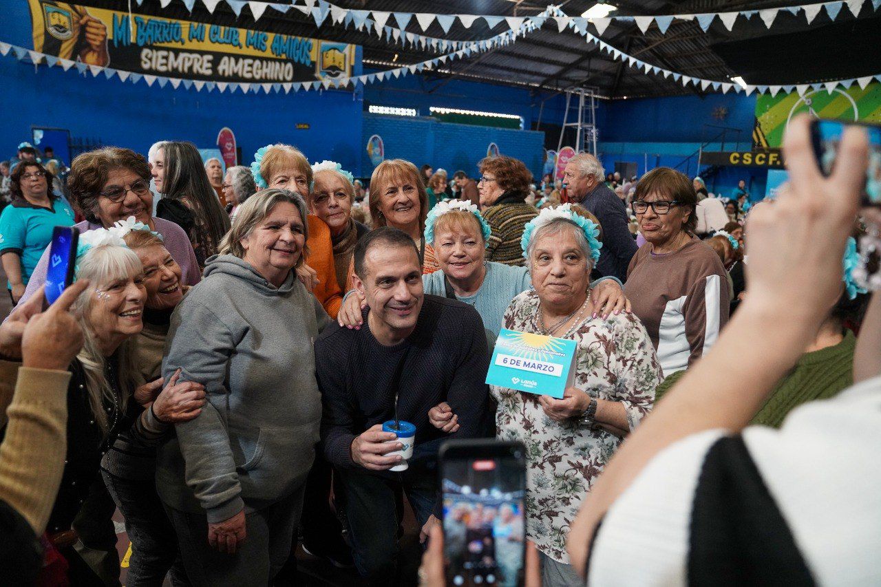 Julián Álvarez participó de un encuentro con jubilados en Lanús