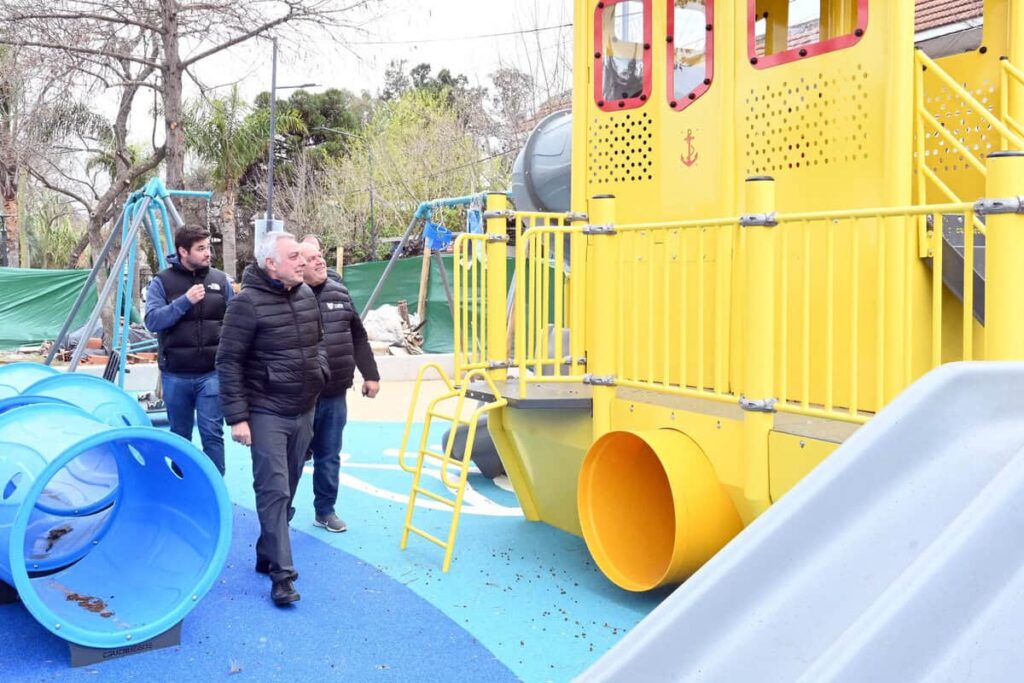 Julio Zamora monitoreó la renovación de una plaza en Villa La Ñata