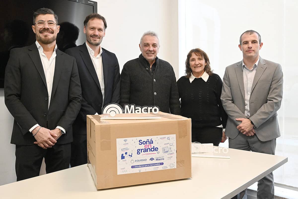Julio Zamora recibió computadoras donadas por Banco Macro