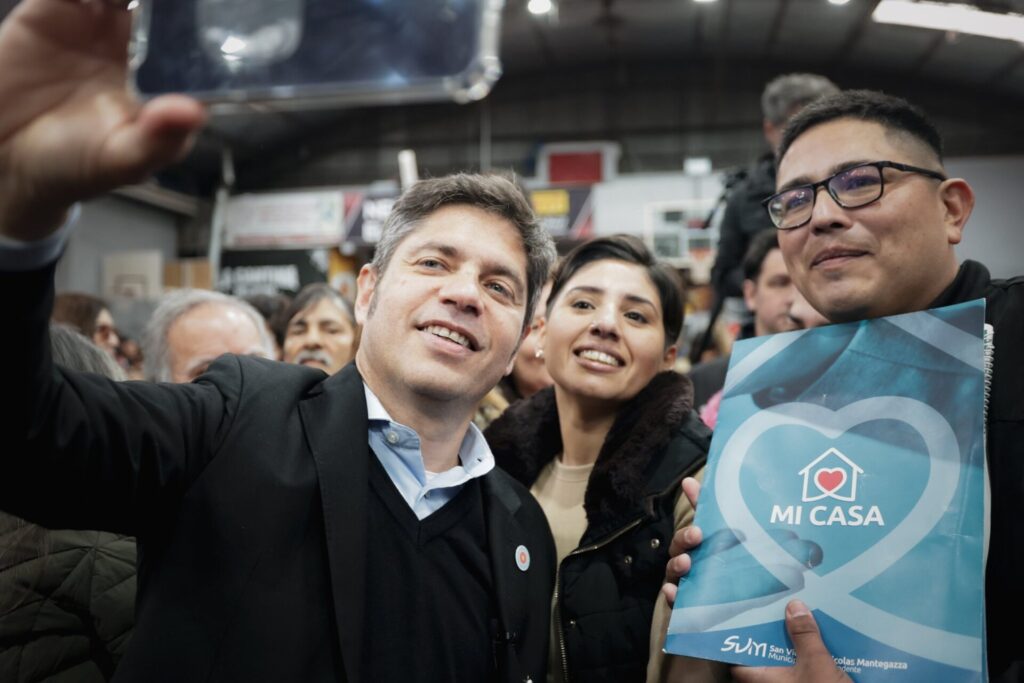 Kicillof inauguró sala de tomografía en San Vicente y entregó escrituras