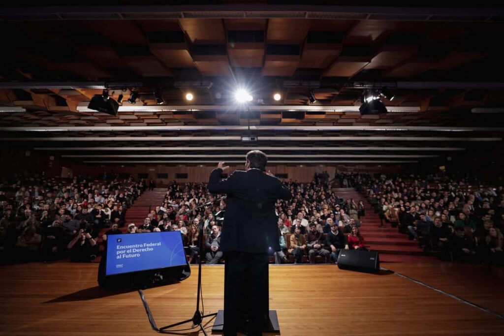 Kicillof pidió construir una estrategia nacional de desarrollo