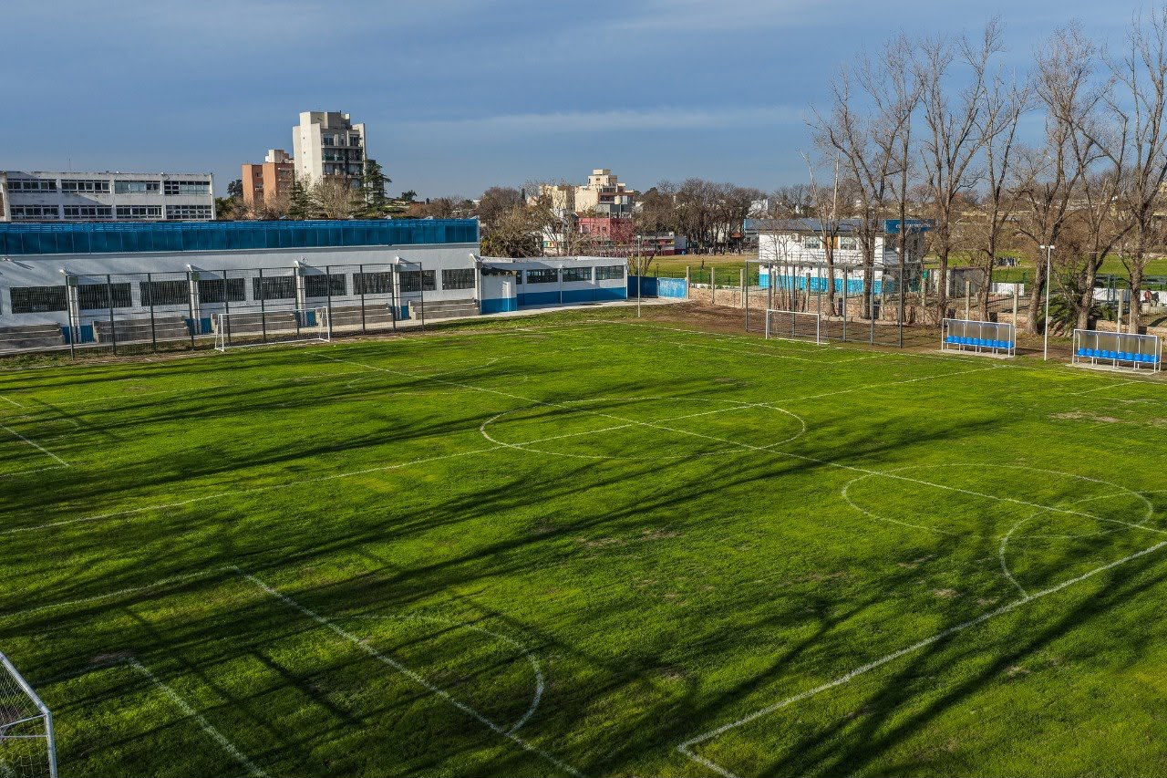 Lanús Gobierno construyó un Campo de Deportes en la Escuela Kennedy