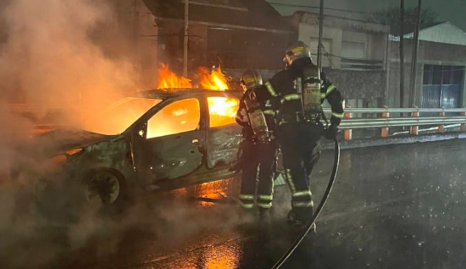 Lomas: se incendió un auto en la avenida Juan XXIII y quedó destruido