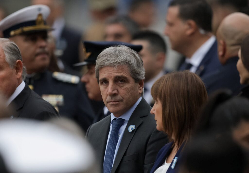 Los desafíos de Caputo: inflación de julio y la búsqueda de dólares