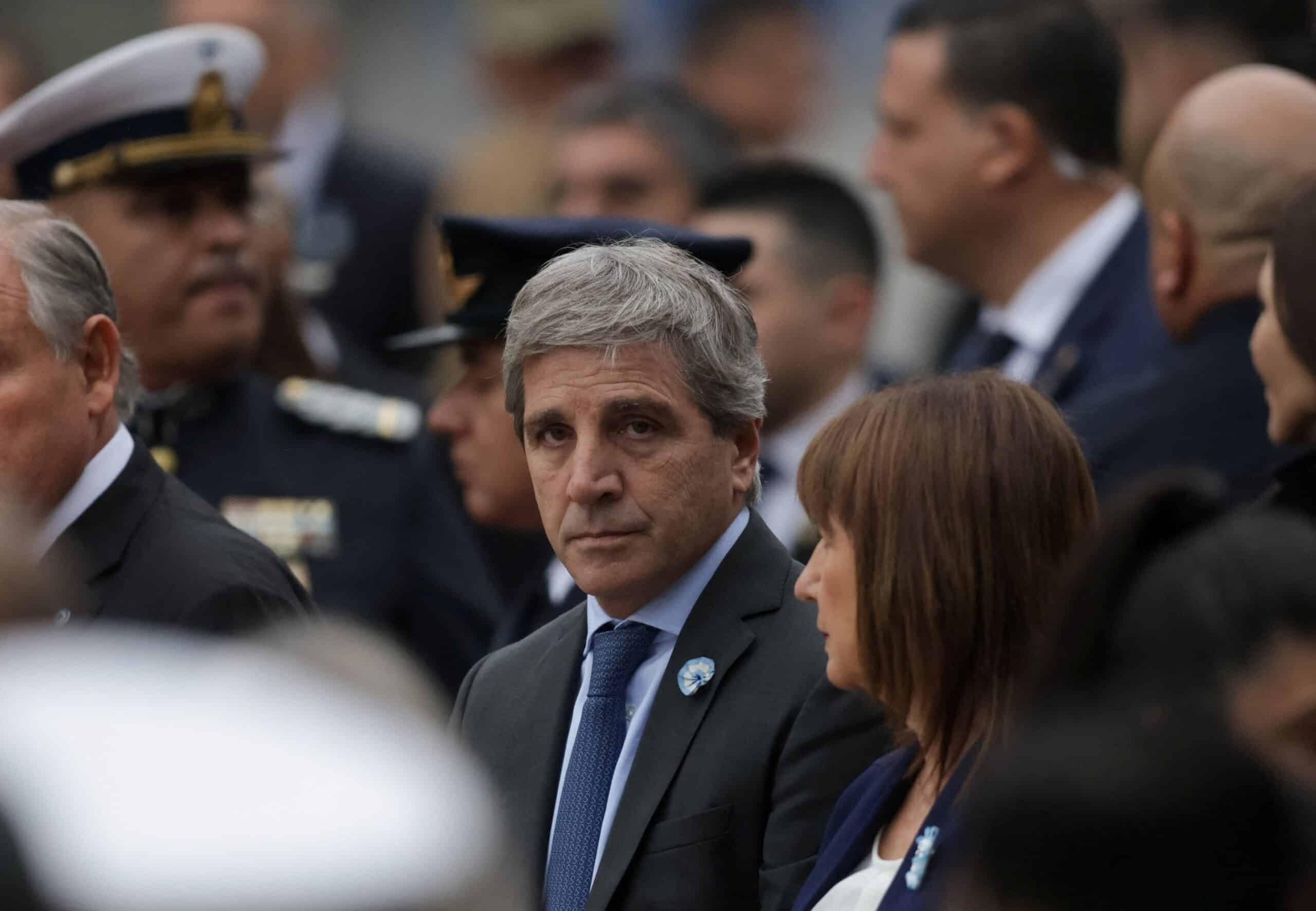 Los desafíos de Caputo: inflación de julio y la búsqueda de dólares
