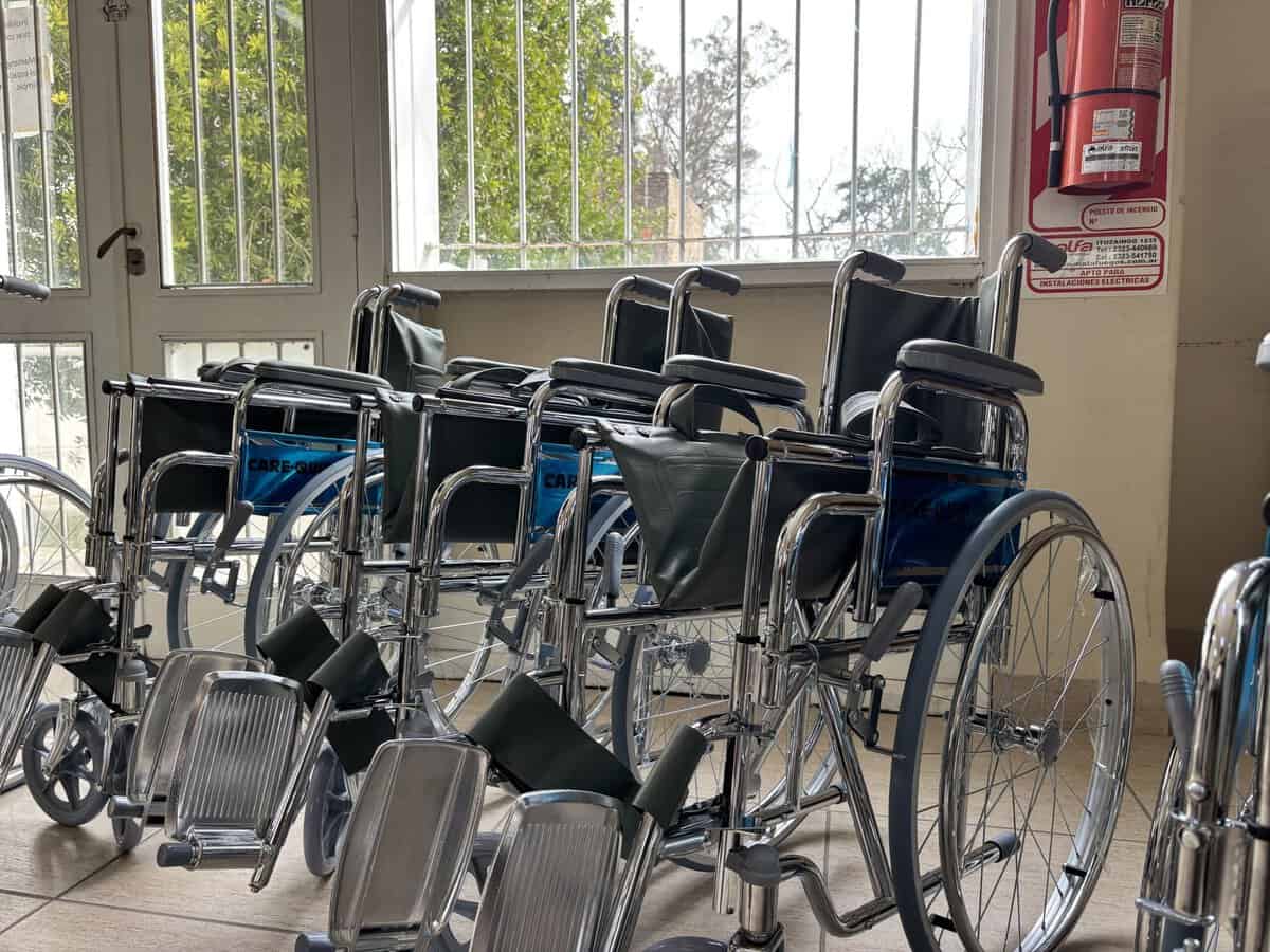 Luján: entregan sillas de ruedas en el Hogar Padre Varela