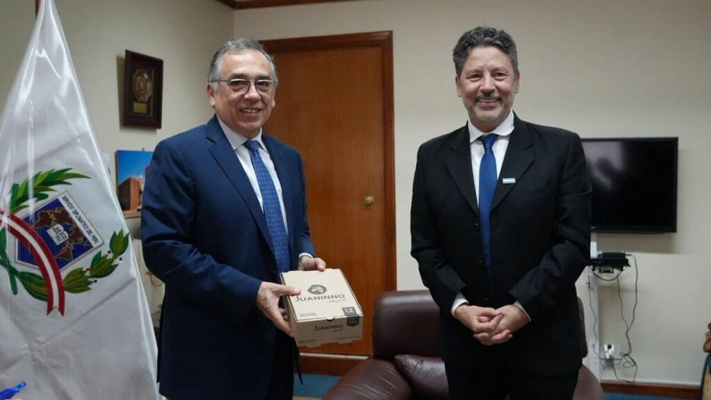 Menéndez recibió al embajador de Perú para avanzar en cooperación