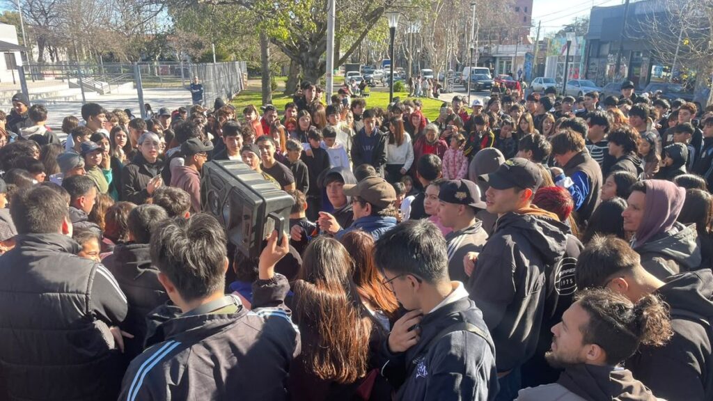 Monte Grande: una competencia de "farmear aura" reunió a cientos de jóvenes