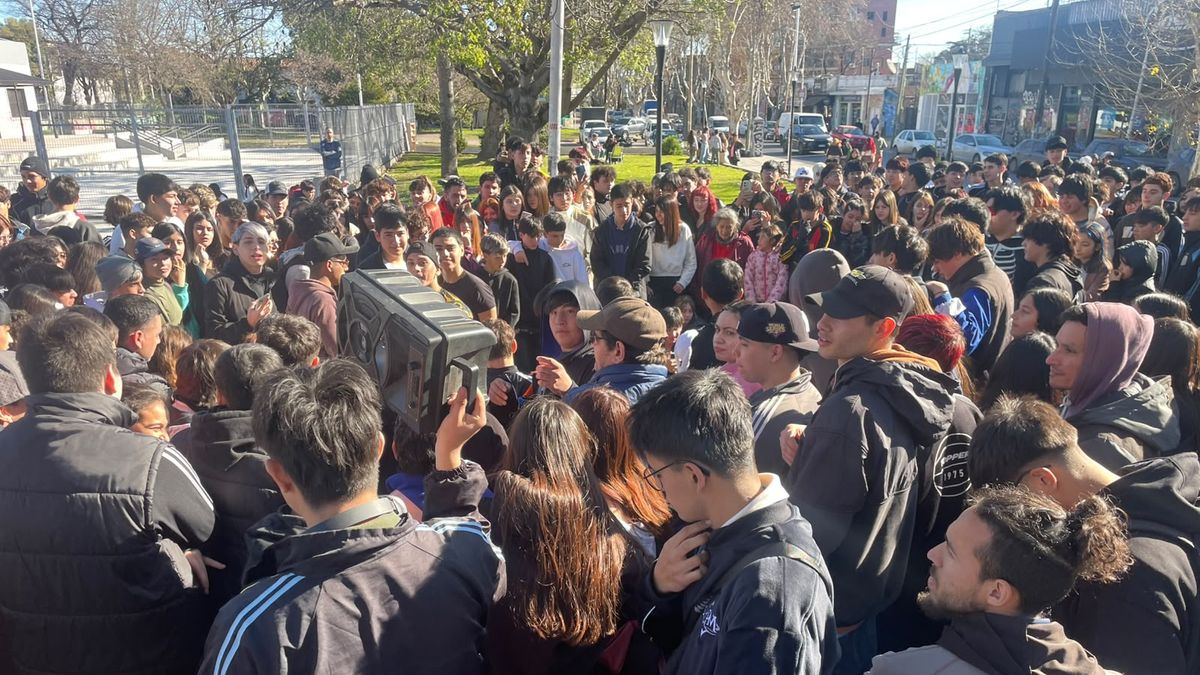 Monte Grande: una competencia de "farmear aura" reunió a cientos de jóvenes