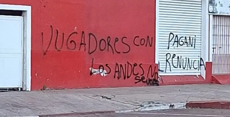 Pintadas amenazantes al plantel de Los Andes previa a Chaco For Ever
