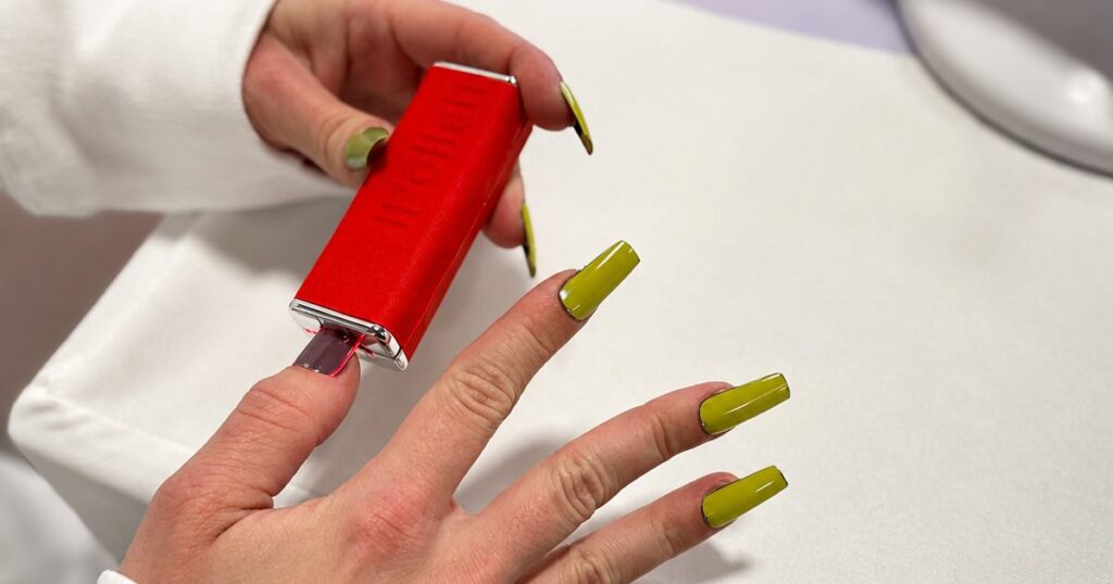 Presentan un dispositivo portátil para cambiar el color de las uñas en segundos