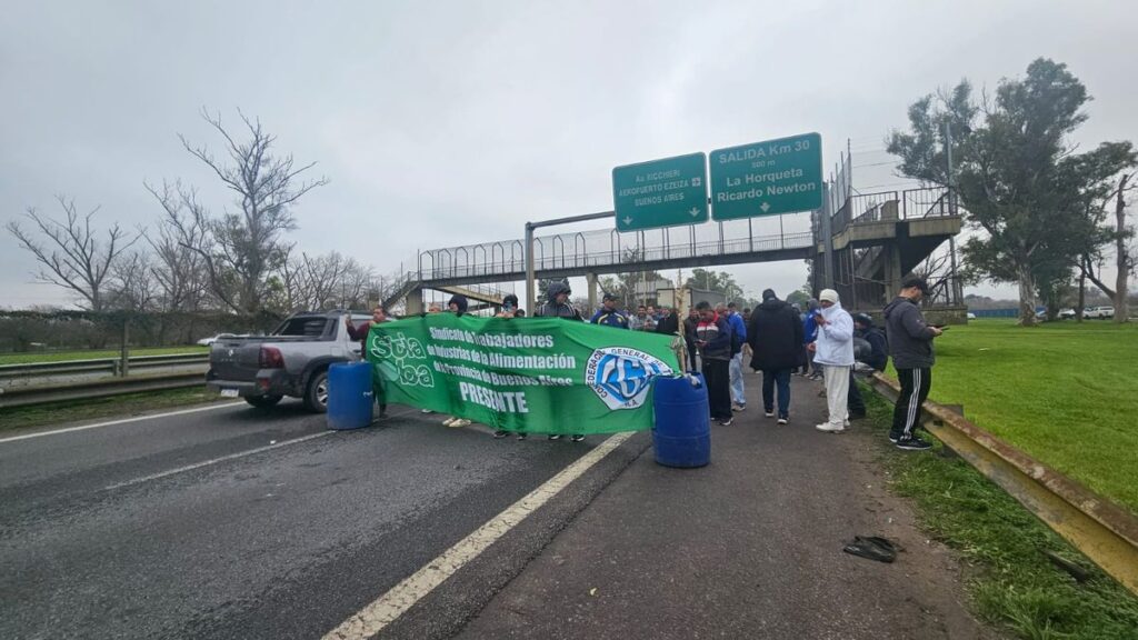 Protesta y reclamo de trabajadores de Cresta Roja por pagos adeudados