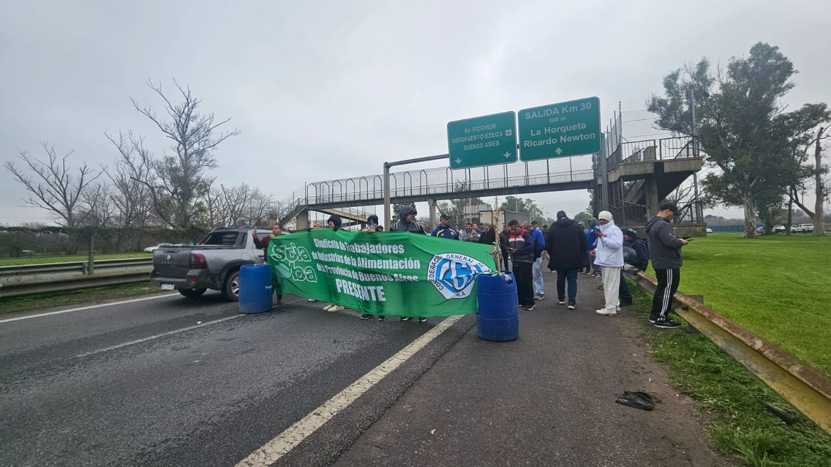 Protesta y reclamo de trabajadores de Cresta Roja por pagos adeudados