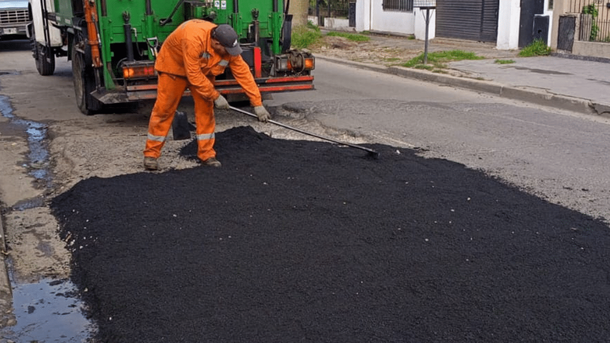 Realizan nuevas obras de bacheo en Monte Grande