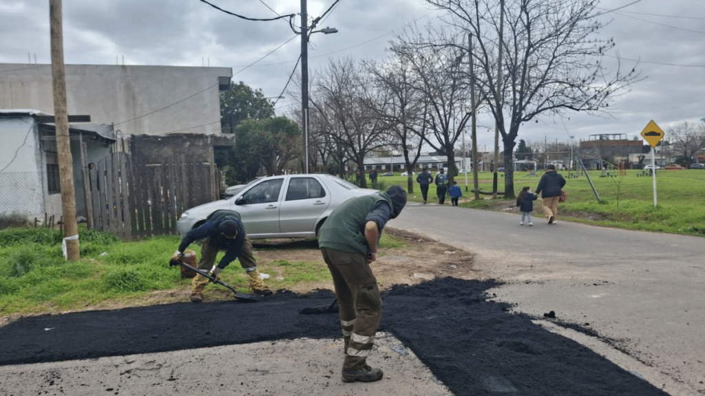 Realizan tareas de bacheo asfáltico en calles de El Jagüel
